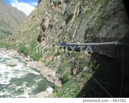 Peru rail going through the valley 663380