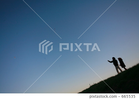 Tako fly with parent and child 665535