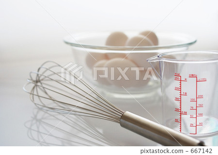 Eggs and cookware 667142
