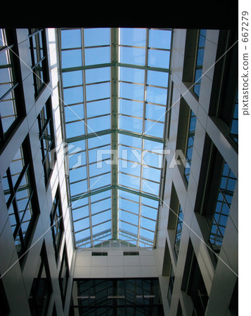 在大廈的藍天 在大廈的藍天 667279