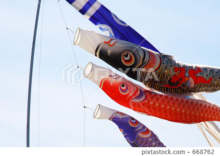 家庭盯著鯉魚流 668762