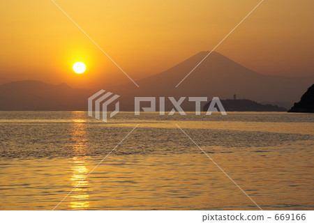 可以看到富士山和江之島的海的晚上視圖 可以看到富士山和江之島的海的晚上視圖 669166
