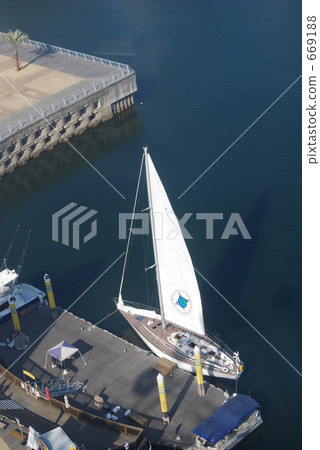 Watch a yacht from the sky Watch a yacht from the sky 669188