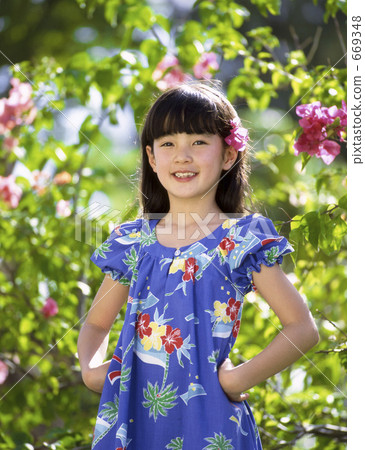 Girl and Bougainvillea Girl and Bougainvillea 669348