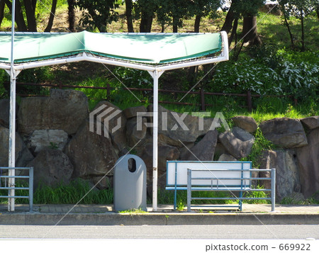 Unattended bus stop 669922