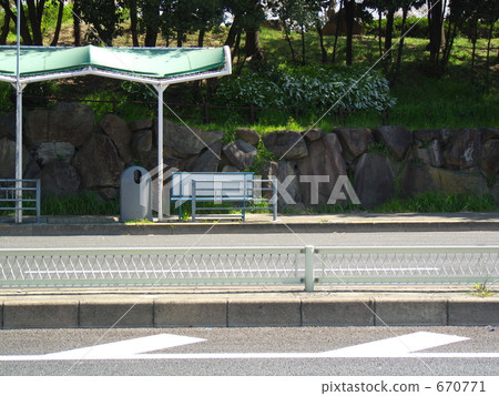 公共汽車站的遠景 公共汽車站的遠景 670771
