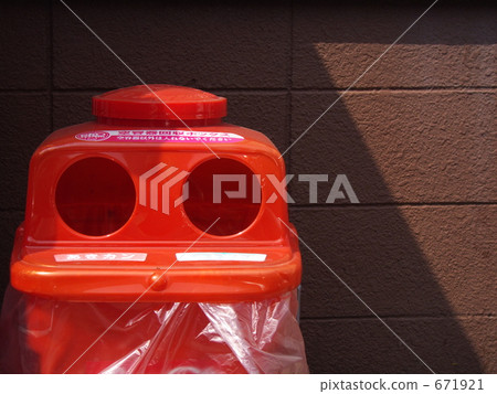 Collection of empty cans with big eyes BOX 671921