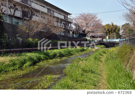 帶有長廊的泉水 帶有長廊的泉水 672368