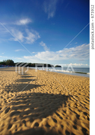 沙灘傘的影子（清晨海灘） 673912