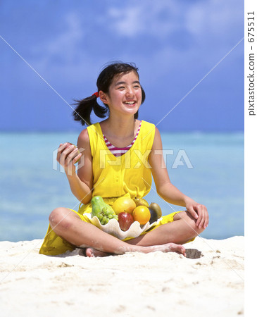 一个女孩用水果 675511