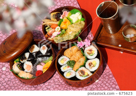 Cherry-blossom bento Round three-stage crate and Yoshino cherry tree 675623