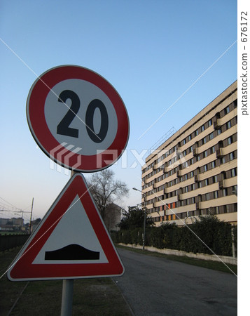 Italian road sign 676172