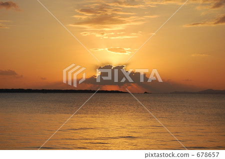 Ishigakijima, the sunset behind the clouds Ishigakijima, the sunset behind the clouds 678657