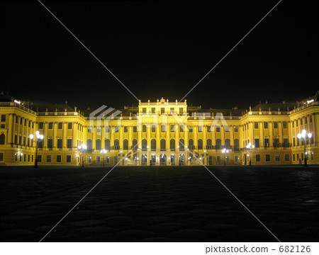 Schönbrunn Palace at night 682126