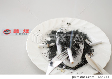 尼古丁依賴圖像和肺部覆蓋灰燼 尼古丁依賴圖像和肺部覆蓋灰燼 683743