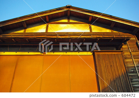 Retro private house in evening 684472