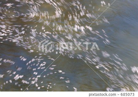 Petals flowing Petals flowing 685073