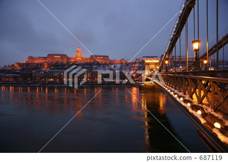 在多瑙河和布達皇宮的鐵鎖式橋樑 在多瑙河和布達皇宮的鐵鎖式橋樑 687119