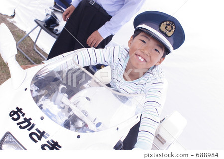 A small policeman 688984