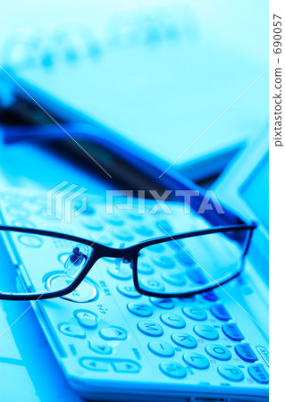 鍵盤和眼鏡 690057