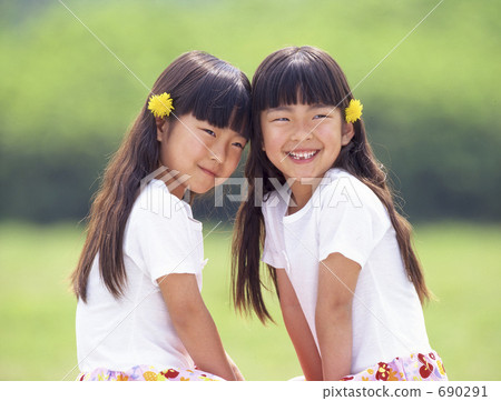 Girls adorning dandelions Girls adorning dandelions 690291