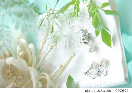 Formal accessories 692693