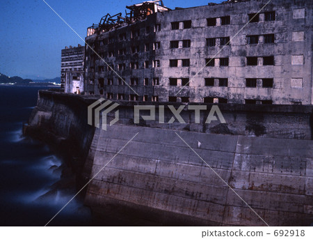 緊張的小船島在晚上 692918