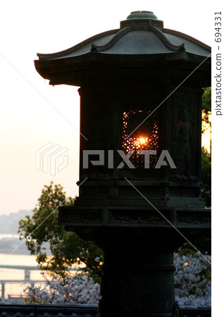 Lantern that lights the sun 694331