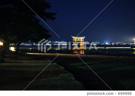 itsukushima, miyajima, lit up 694998