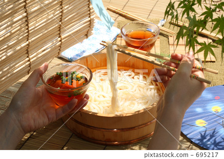 Cold noodles and fan-shaped Udon noodles to eat in tattoo 695217