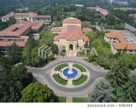 斯坦福大學胡佛塔的校園風光 斯坦福大學胡佛塔的校園風光 696494