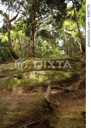 光亮的石樓梯 696776