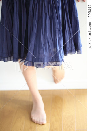 百褶裙和女腳 百褶裙和女腳 696899