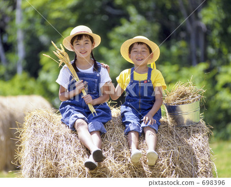 孩子坐草卷 698396