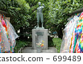 Boy peace statue 699489