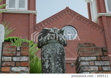 A stone statue that flew the neck in front of Urakami Cathedral 699511