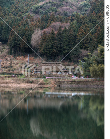 A straw roof A straw roof 699605