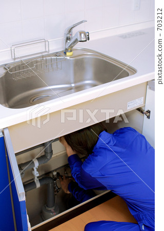 有廚房和工作服的男人 703212