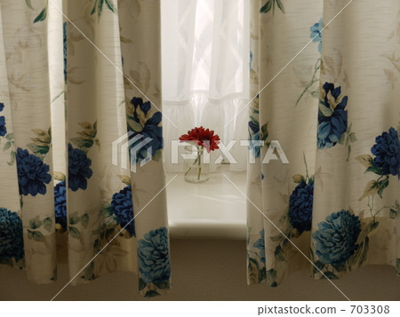 Quietly standing Quietly standing 703308