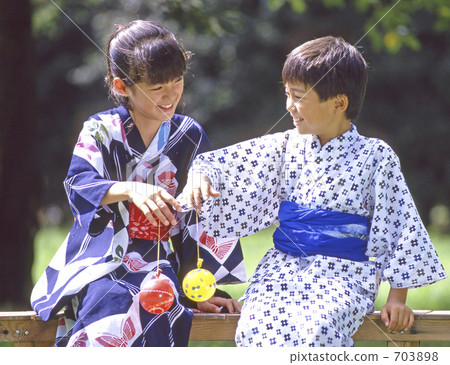 Children showing yo-yo 703898