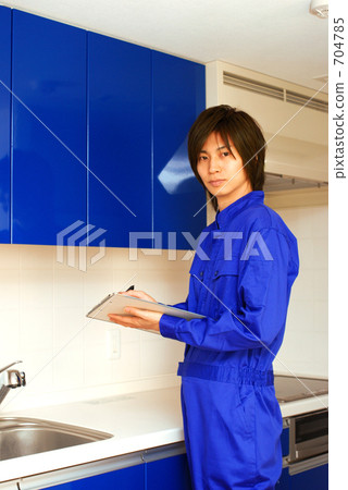 有廚房和工作服的男人 有廚房和工作服的男人 704785