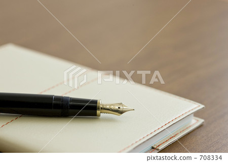Pens and notebooks 708334