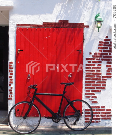 Red door and bicycle 709289