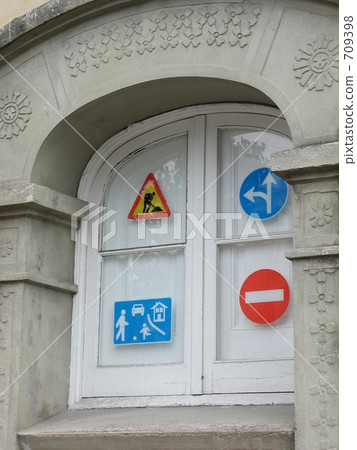 small window, a mark, mark 709398