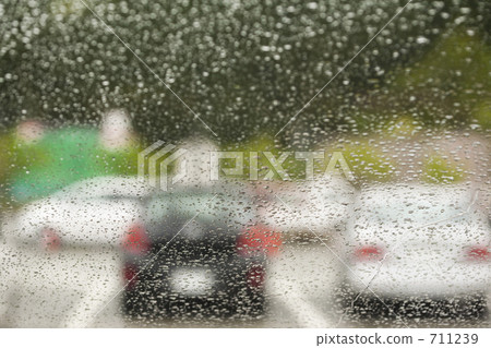 Windscreen raindrops Windscreen raindrops 711239