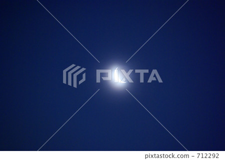 The moon of dawn 712292