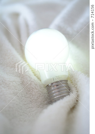 發光在毯子的電燈泡 發光在毯子的電燈泡 714156
