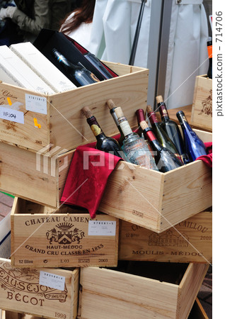 Wine bottle and wooden box Wine bottle and wooden box 714706