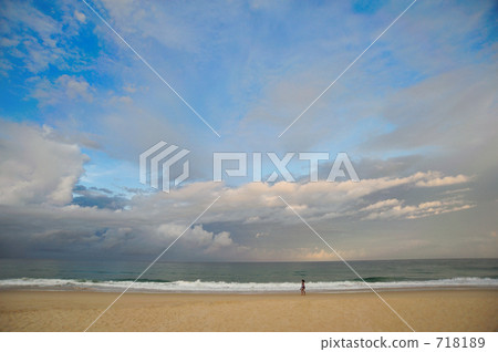 雨後的海灘 718189