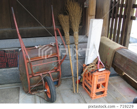 tool, bamboo broom, rear car 719229